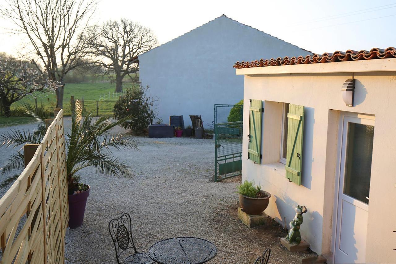 Le Gite Vert Saint-Germain-de-Lusignan Exterior foto